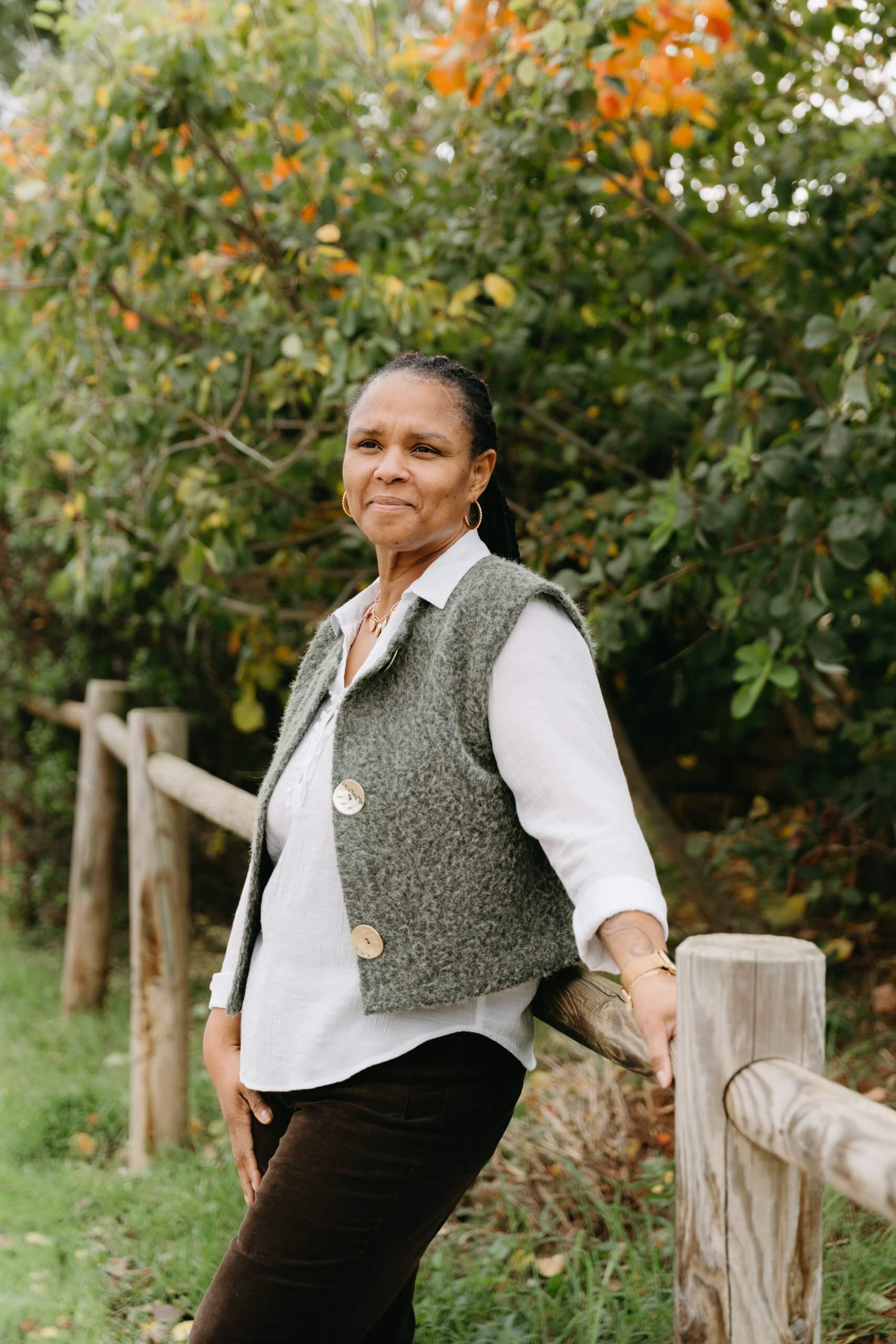 Portrait Tania Tania, Fondatrcie EFNM, Doula et créatrice du rituel de bain sensoriel en train d'animer une formation